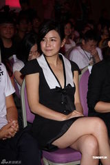 组图：陈妍希低胸V领秀性感 称柴智屏是好姐姐