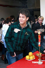 幻灯：劲歌颁奖礼拜神 四大公司歌手缺席杨千嬅失落