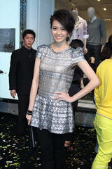 幻灯图：莫文蔚姚晨李小冉竞艳 梁咏琪关注灾区