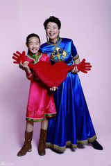 高清图：萨日娜携爱女拍写真 母亲节共谱幸福手牵手