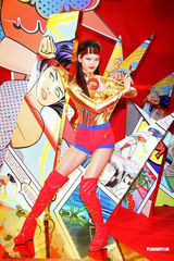 组图：林嘉绮女超人造型吸睛 否认与男友四月完婚