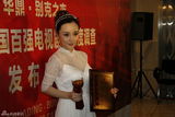 组图：贾乃亮李小璐手捧奖杯亮相华鼎奖后台