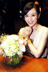 组图：张静初曝光活动花絮 梦幻意境穿越古城