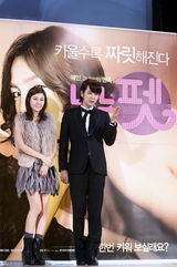 高清组图：金荷娜宣传《宠物》 张根硕送飞吻抛媚眼