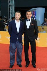 组图：梁家辉领衔《王牌》剧组现身 招手显亲民