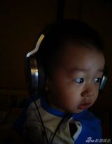 组图：黄觉与儿子亲昵大片 小爸爸本性显露无疑