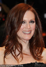 幻灯图：《孩子们没事》首映 朱丽安-摩尔黑裙性感