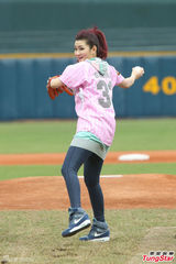 组图：Selina职棒开球姿势专业 自嘲非宅男女神