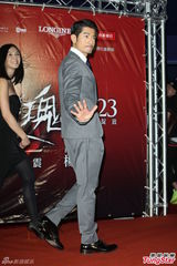 组图：杨采妮新片首映庆生 郭富城想导戏圆梦