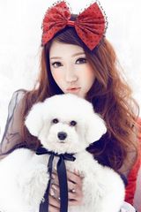 组图：韩婷依拍新年写真 可爱公主喜庆登场