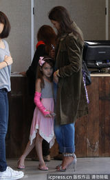 组图：苏瑞拼接裙出街 手臂打石膏不忘扮靓