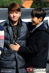 高清图：SJ队长利特入伍跪谢粉丝 成员集体送别