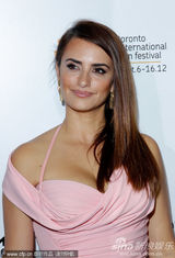 电影《重生》首映 佩内洛普粉裙秀丰腴身段