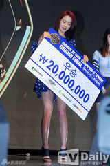 组图：宋智孝Gary助阵颁奖 女团性感热唱