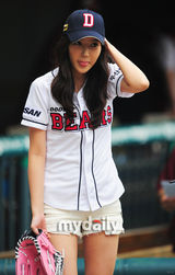 组图：韩剧《新妓生传》女星林秀香为棒球赛开球