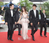 组图：金雅中妩媚长裙现身 吴尚真朱元护花