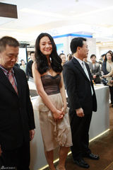 组图：周韵气质清新淡雅 出席剪彩活动