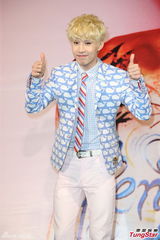 组图：Henry出专辑会粉丝 陪“老婆”过情人节