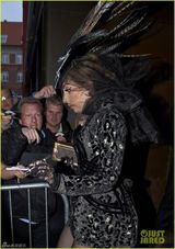 组图：Lady Gaga羽毛头饰现身街头表情搞怪