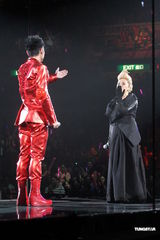 高清组图：许志安香港性感开唱 郑秀文现身不许求婚