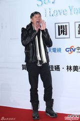 组图：贺军翔挑战出演单亲老爸造型颓废风