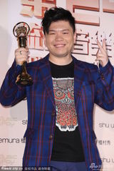 组图：林忆莲获最佳国语女歌手 常石磊代领