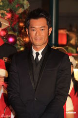 组图：古天乐为圣诞树亮灯 刘嘉玲否认赴美人工受孕