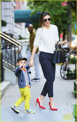 组图：米兰达时尚甜美 萌子调皮指狗仔镜头