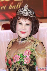 组图：黄夏蕙谷事业线现身 不让年轻佳丽专美