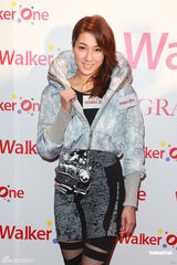 组图：陈嘉桓复工走秀强颜欢笑担心师傅被追杀