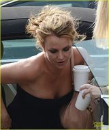 组图：布兰妮朋友家做客 进屋豪放换三点式