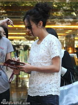 组图：赵薇镂空衫配木屐悠哉逛街 开心与粉丝合影