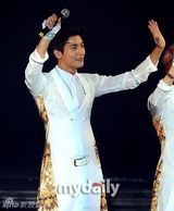 组图：韩团帝国之子出道4年首次举办演唱会