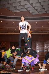 幻灯图集：Twins为个唱彩排 陈伟霆容祖儿探望加油