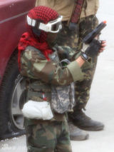 组图:朱莉养子马克多斯迷彩服配散弹枪帅气十足