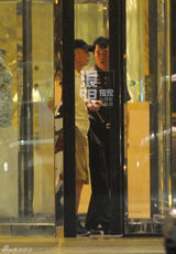 独家：葛优会友吃饭 酒店门口抽雪茄热聊