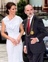 组图：英国凯特王妃盘发亮相端庄优雅