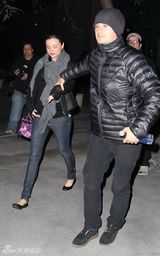 高清组图：奥兰多-布鲁姆秀恩爱 精灵王子护大肚娇妻