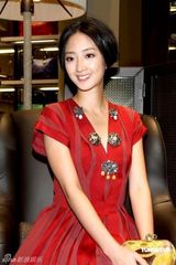 高清组图：桂纶镁大红深V礼服展淑女气质 否认与戴立忍感情生变 