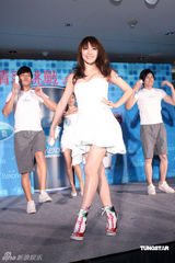 幻灯图集：萧亚轩性感抹胸洋装代言 否认变宗教信仰