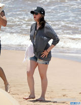 组图：破产姐妹MAX海滩度假 紧贴男友场面甜蜜