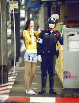 组图：童瑶全新写真化身时尚森女 玩转异国城市魔方