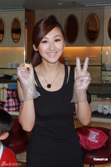 组图：杨秀惠高海宁同场斗性感 低胸礼服出席活动