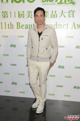 组图：阿Sa(蔡卓妍)迷你裙秀美腿 贾晓晨露事业线