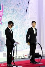 组图：JYJ朴有天金俊秀出席粉丝博览会开幕式