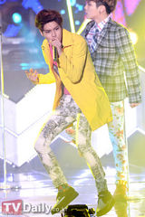 组图：韩团SHINee新专辑回归首唱疯狂火爆