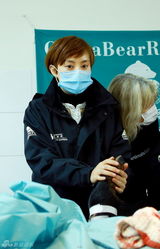 组图：孙俪探访取胆黑熊痛心落泪