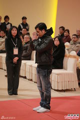 组图：方逸华跪拜邵逸夫 刘德华张学友致祭