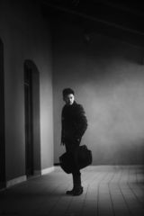 组图：苏有朋雅皮写真深沉自省显气场