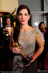 高清组图：影后桑德拉亮相州长舞会 红唇娇艳